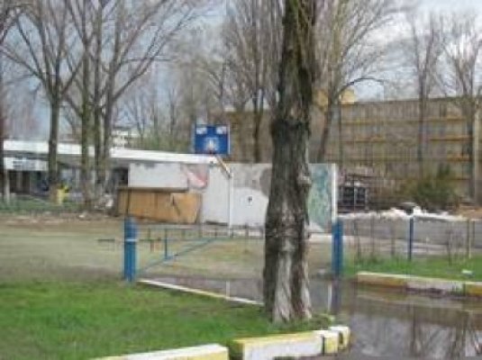 Litoralul românesc: gunoaie, bălării şi hoteluri scorojite cu două săptămâni înainte de deschiderea sezonului